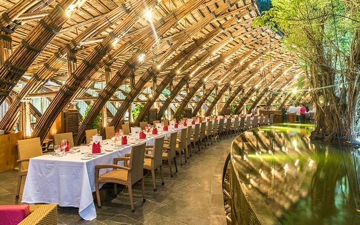 Nhà hàng Bamboo Wings mang đến không gian gần gũi với thiên nhiên.