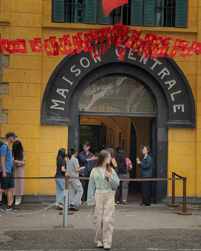 Kinh nghiệm đi nhà tù Hỏa Lò Hà Nội - Địa điểm tham quan thu hút đông du khách