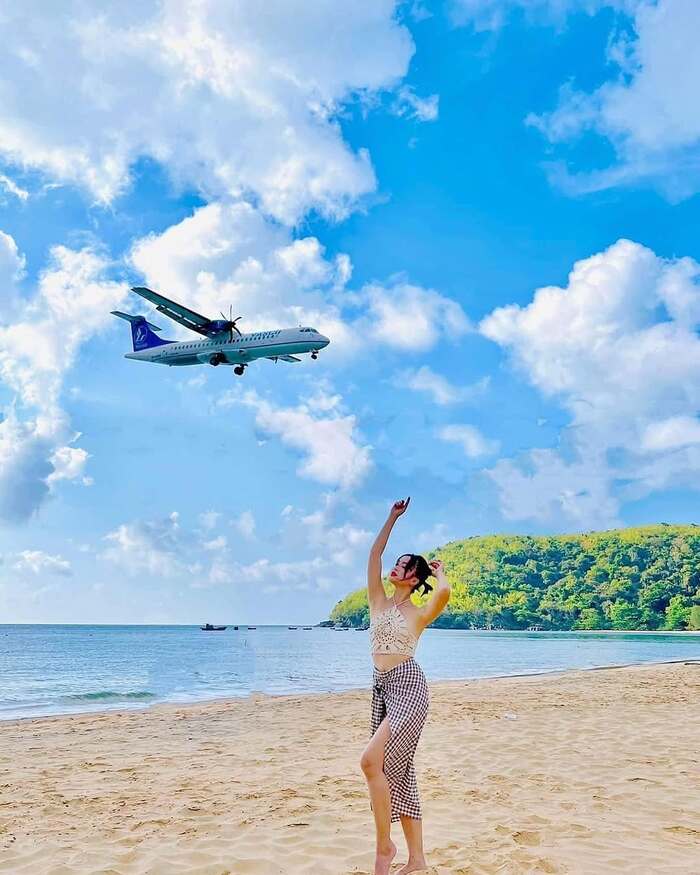 Kinh nghiệm du lịch Côn Đảo tháng 4 - Check-in với khung cảnh máy bay sát đầu người 