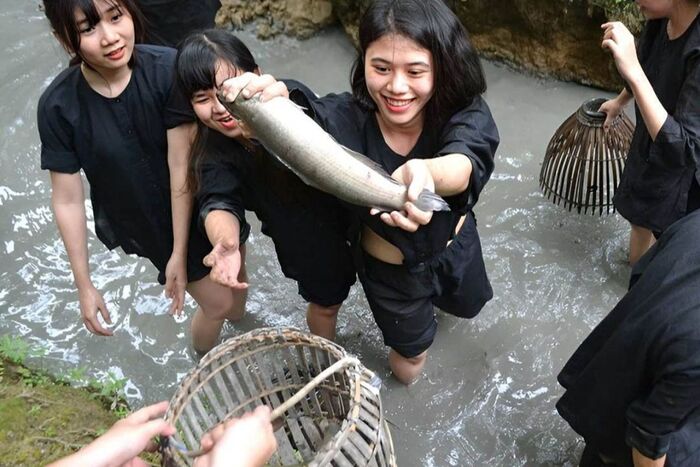 Kinh nghiệm du lịch Cồn Sơn Cần Thơ - Tham gia tát mương bắt cá