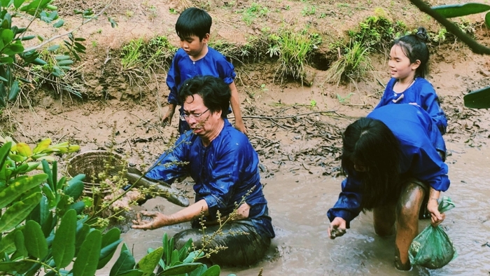 Kinh nghiệm du lịch Cồn Sơn Cần Thơ - Tham gia tát mương bắt cá