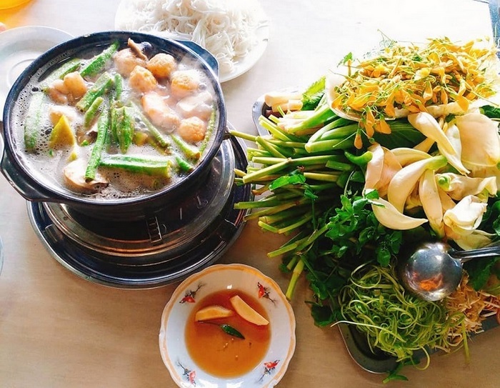 Lẩu mắm U Minh Cà Mau sử dụng nhiều nguyên liệu đặc biệt của địa phương. 