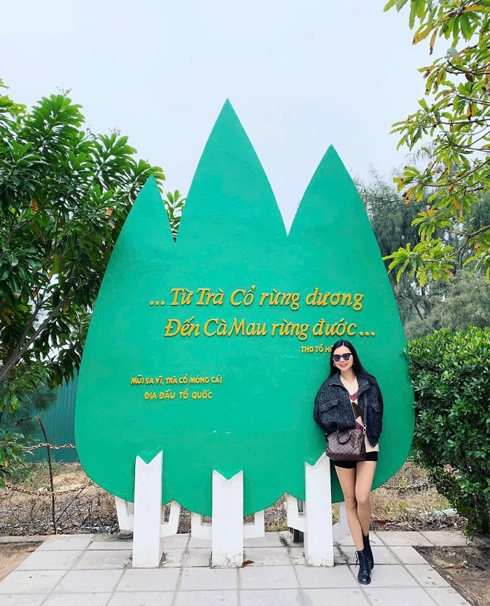 Bức phù điêu chào đón bạn tới Mũi Sa Vĩ Quảng Ninh