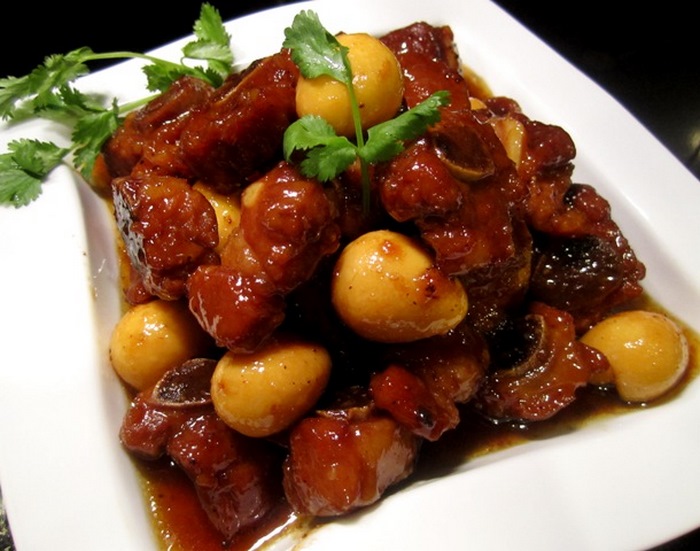 Lợn cắp nách được nhà hàng Phương Đông chế biến thành đa dạng món ngon.