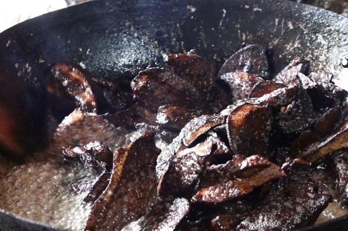 Phở gan cháy Đáp Cầu Bắc Ninh được làm từ nhiều loại nguyên liệu độc đáo kết hợp với nhau. 