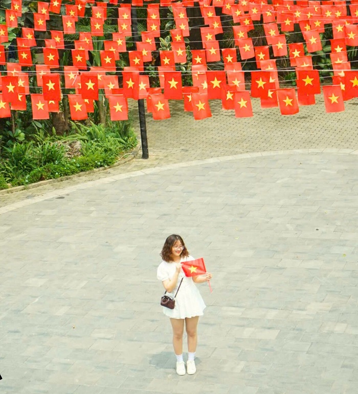 Quán cà phê trang trí cờ đỏ sao vàng ở Hà Nội với không gian rộng rãi