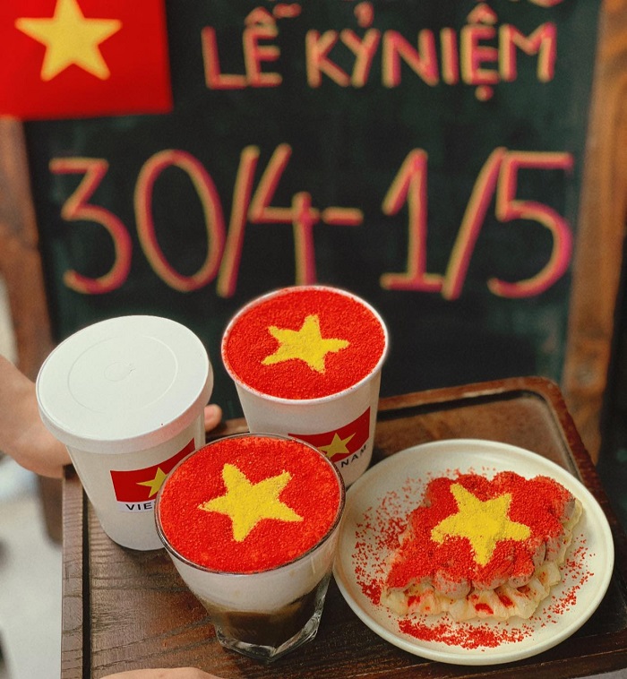Đồ uống đẹp mắt tại quán cà phê trang trí cờ đỏ sao vàng ở Hà Nội
