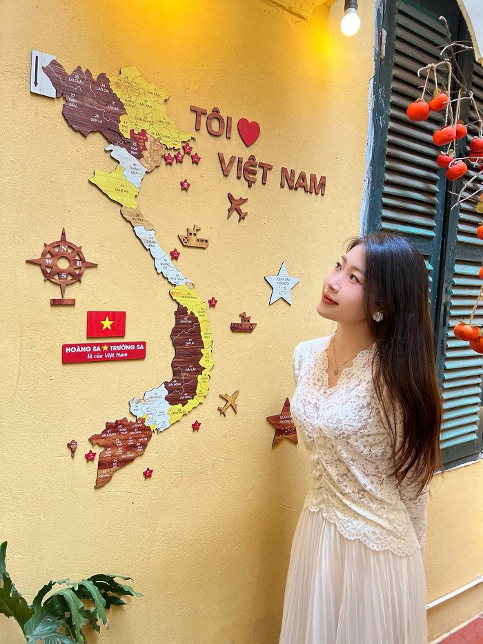 Quán cà phê trang trí cờ đỏ sao vàng ở Hà Nội có nhiều góc lên ảnh rất đẹp