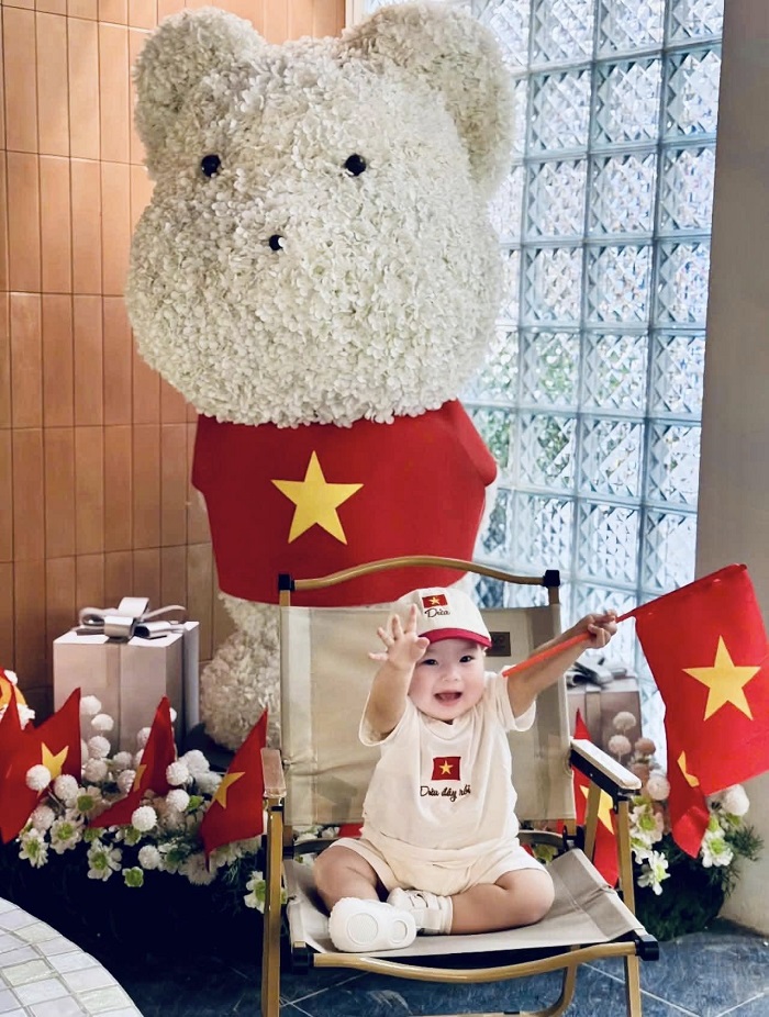 Quán cà phê trang trí cờ đỏ sao vàng ở Hà Nội thu hút nhiều khách hàng nhí