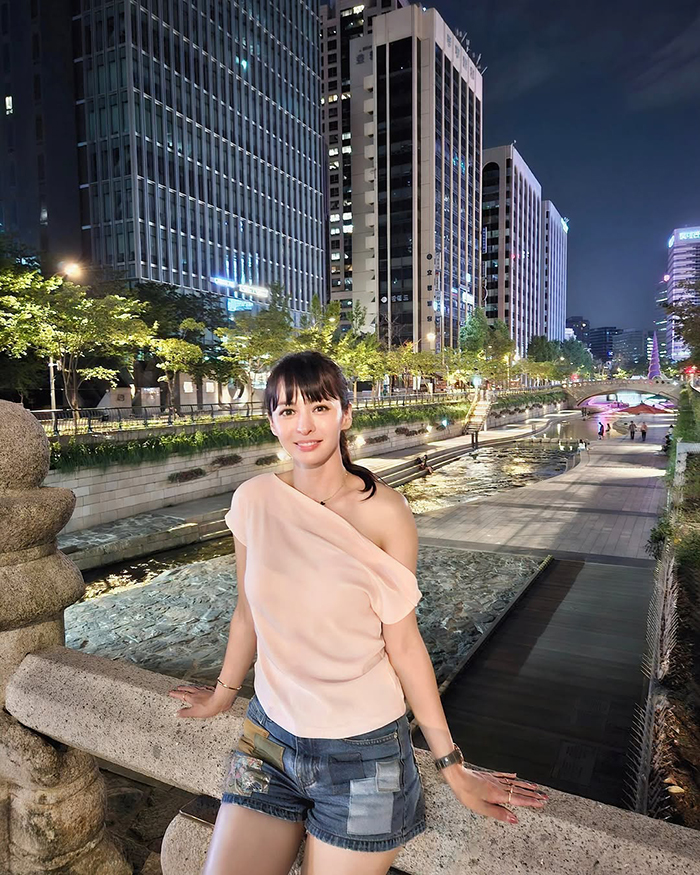 Cheonggye Plaza (Quảng trường Cheonggye) gần suối cheonggyecheon hàn quốc