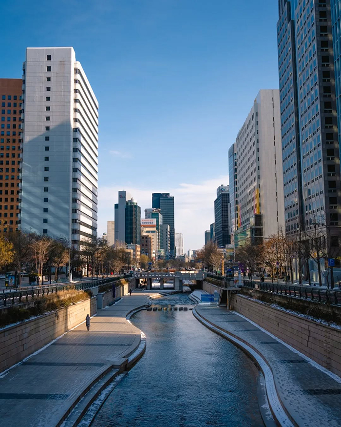 Tới suối Cheonggyecheon hàn quốc Bằng tàu điện ngầm (Subway)