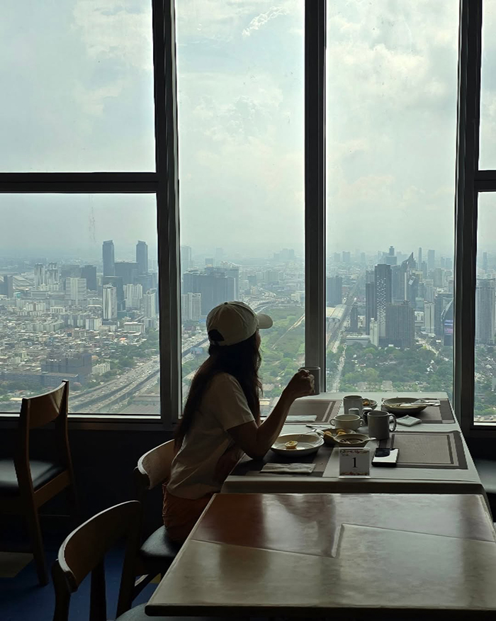 Sử dụng tàu trên không (BTS Skytrain) tới tháp Baiyoke Sky Thái Lan