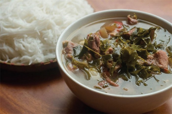 Thịt trâu lá lồm Hoà Bình có thể dùng nóng, ăn cùng cơm trắng, bún hoặc xôi nếp nương.