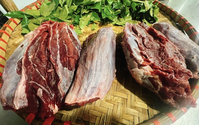 Cách chế biến thịt trâu lá lồm rất dân dã nhưng không kém phần tinh tế. 