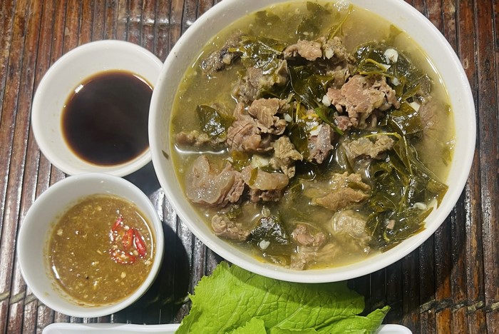 Nhà hàng Bếp Mường Đà Giang có không gian đậm chất bản địa và món trâu lá lồm ngon chuẩn vị.