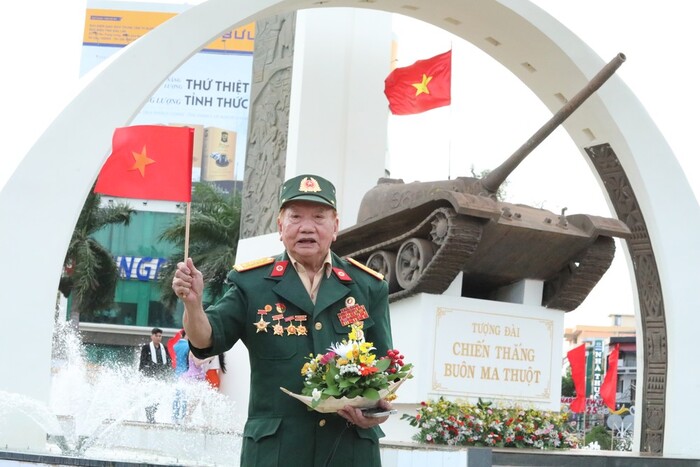 Chiếc xe tăng đặt trên tượng đài chiến thắng Buôn Ma Thuột