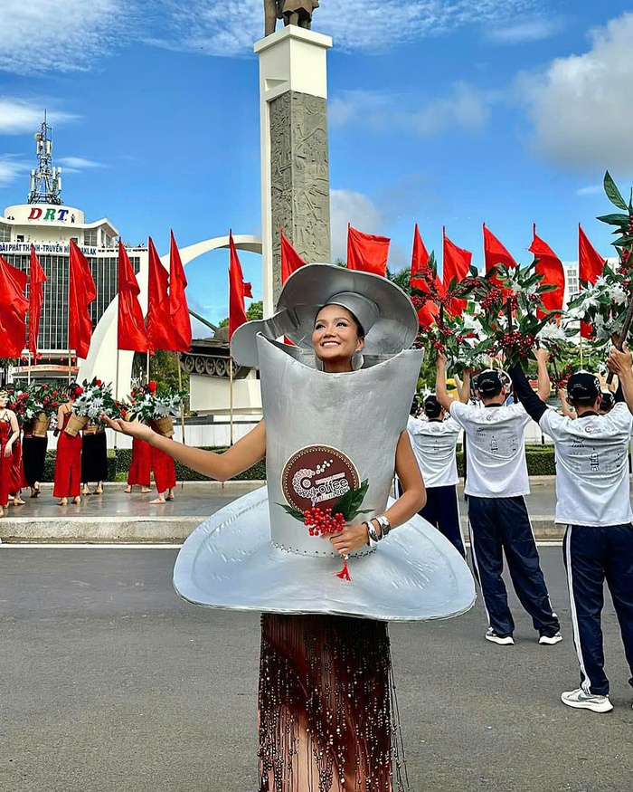 Tầm tháng 11 đến tháng 4 là thời điểm lý tưởng để ghé thăm tượng đài chiến thắng Buôn Ma Thuột 
