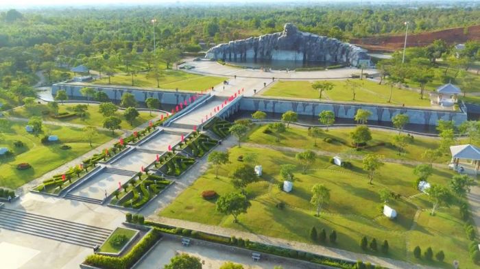 Tượng đài Mẹ Thứ Tam Kỳ 