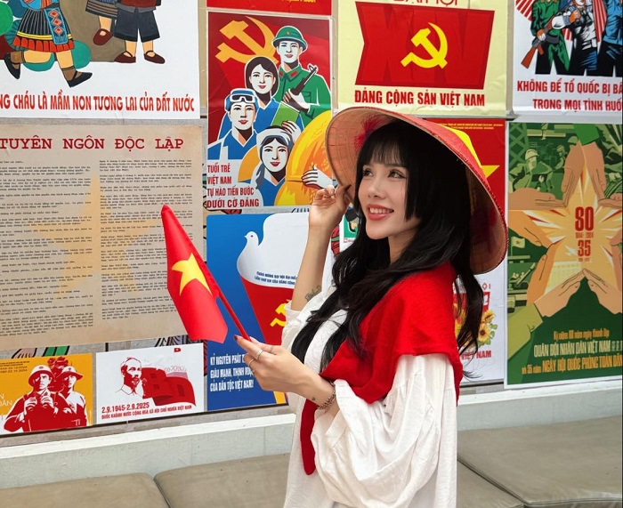 Nhiều góc để check in tại quán cà phê trang trí 30 tháng 4 ở Hà Nội