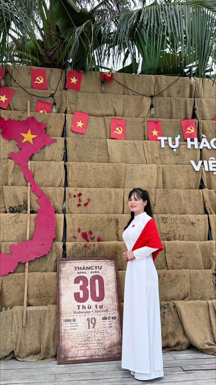 Diện áo dài tới quán cà phê trang trí 30 tháng 4 ở Sài Gòn check in