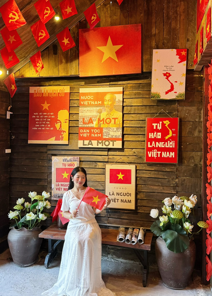 Không gian bên trong quán cà phê trang trí 30 tháng 4 ở Sài Gòn cũng lên ảnh siêu đẹp