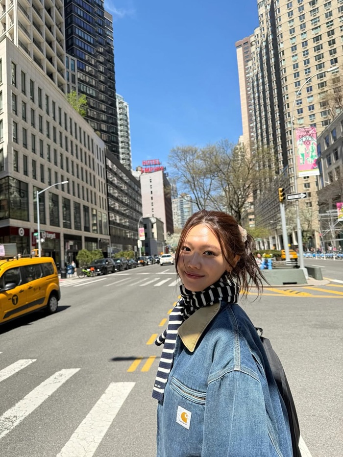 Trên một con phố New York, Sooyoung lựa chọn set đồ denim kết hợp khăn sọc, đơn giản nhưng có điểm nhấn, tái hiện rõ nét tinh thần street style phóng khoáng, tự nhiên của thành phố. Ảnh: Instagram nhân vật