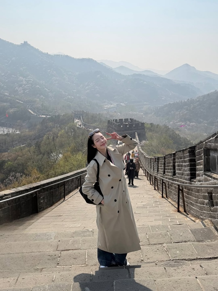 Hoa hậu Thanh Thủy khoe thần thái rạng rỡ giữa khung cảnh núi non hùng vĩ và vẻ đẹp cổ kính của Vạn Lý Trường Thành. Ảnh: Instagram nhân vật