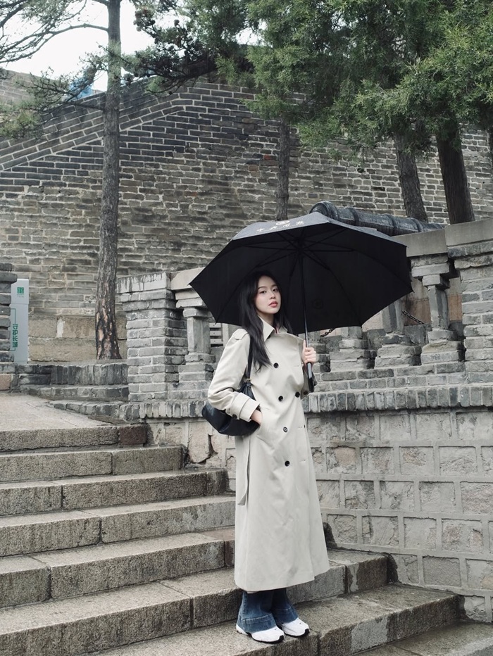 Khoảnh khắc Hoa hậu Thanh Thủy với chiếc ô đen giữa không gian đá cổ, tạo nên khung hình đậm chất điện ảnh. Ảnh: Instagram nhân vật