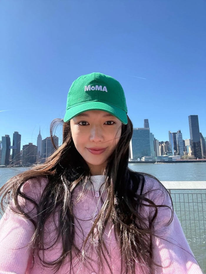 Không cần trang điểm đậm hay trang phục cầu kỳ, Sooyoung vẫn ghi điểm với thần thái nhẹ nhàng. Ảnh: Instagram nhân vật