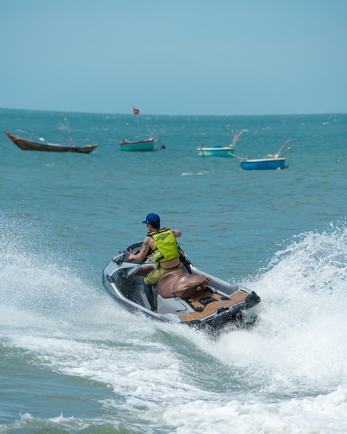 Trải nghiệm hè ở Phan Thiết cực đã là chơi mô tô nước.