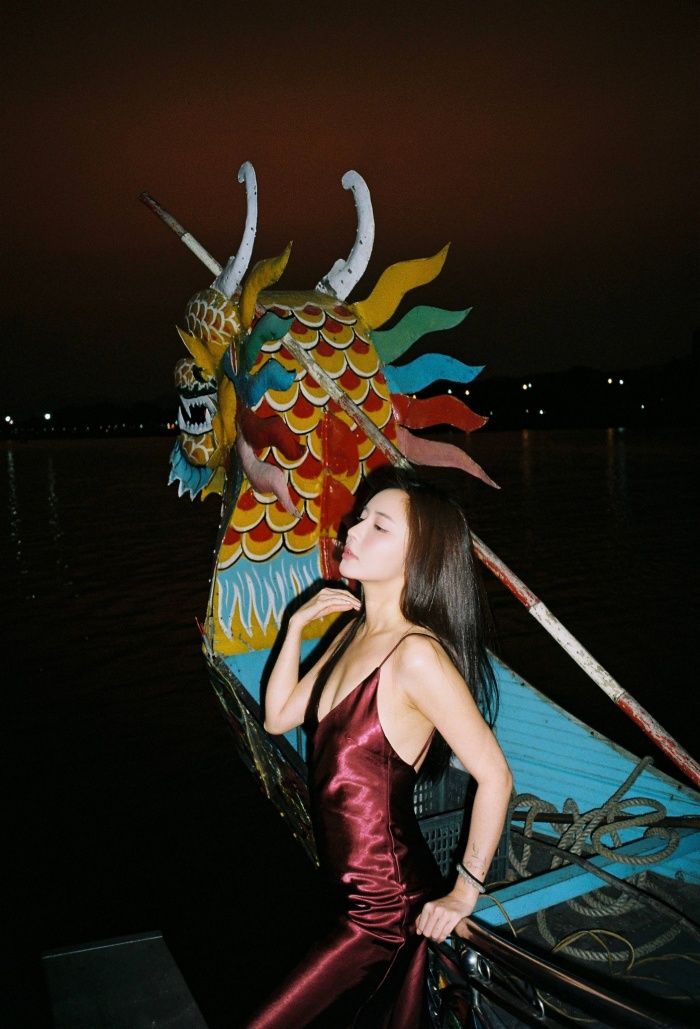 Chuyến đi Huế cũng giúp cả hai ghi điểm với phong cách thời trang tinh tế khi Bích Phương vừa lựa chọn trang phục truyền thống, vừa quyến rũ với váy dạ tiệc. 