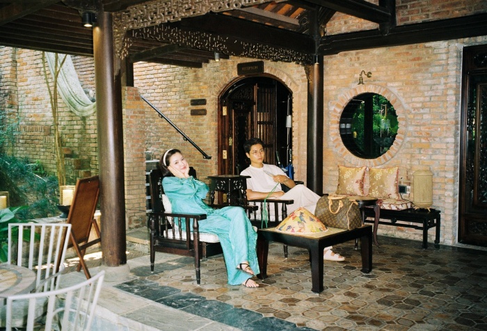 Dưới bài đăng, hàng loạt bình luận hài hước và đầy cảm xúc xuất hiện: “Không bất ngờ lắm nhưng vẫn vui”, “Sắm đồ đẹp để chuẩn bị ăn cưới online thôi”, “Họ yêu nhau nhưng tôi là người hạnh phúc”, hay “Vậy là anh công khai rồi đó hả?”. Những phản ứng này cho thấy sự ủng hộ lớn từ phía khán giả dành cho cặp đôi.