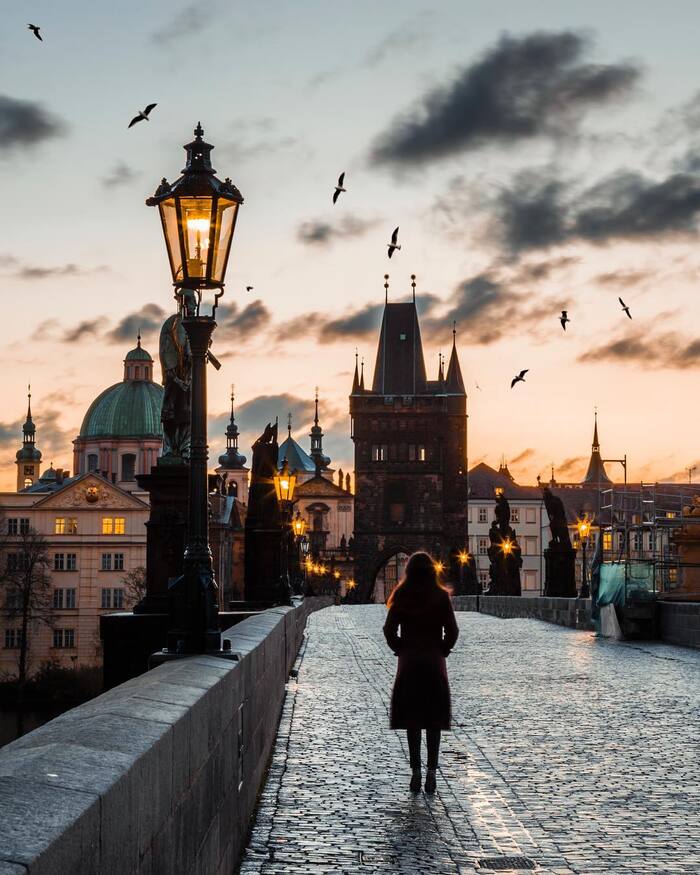 Khám phá các địa điểm du lịch Praha Séc nổi tiếng - Cầu Charles