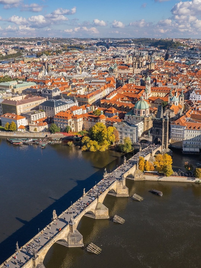 Khám phá các địa điểm du lịch Praha Séc nổi tiếng - Cầu Charles