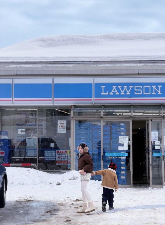 Và chính tại không gian ấy, tình yêu sau hơn 13 năm gắn bó càng trở nên rõ nét: không ồn ào, không phô trương, nhưng đủ sâu sắc để khiến người khác phải ngưỡng mộ.