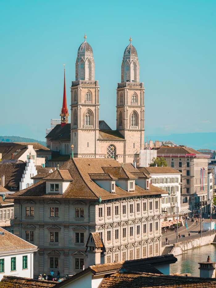 Kinh nghiệm du lịch Zurich Thụy Sĩ - Ghé thăm nhà thờ Grossmünster