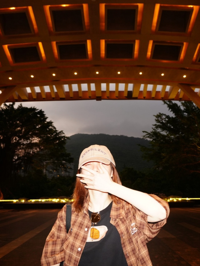 Ở Hải Nam - một nơi mang đậm chất nghỉ dưỡng, cô không chọn những bộ đồ quá thời thượng hay phá cách. Thay vào đó, cô ưu tiên sự thoải mái, dễ di chuyển và phù hợp với không khí biển.