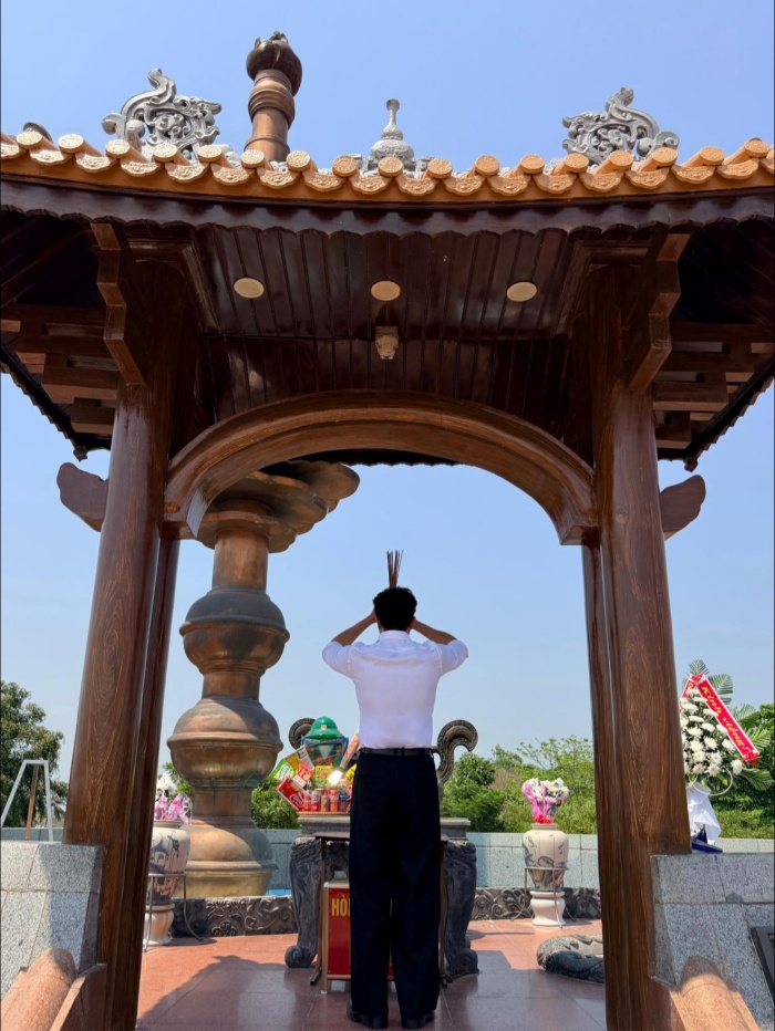 Một nén hương rồi sẽ tàn. Nhưng lòng biết ơn nếu đủ sâu sẽ còn ở lại rất lâu.