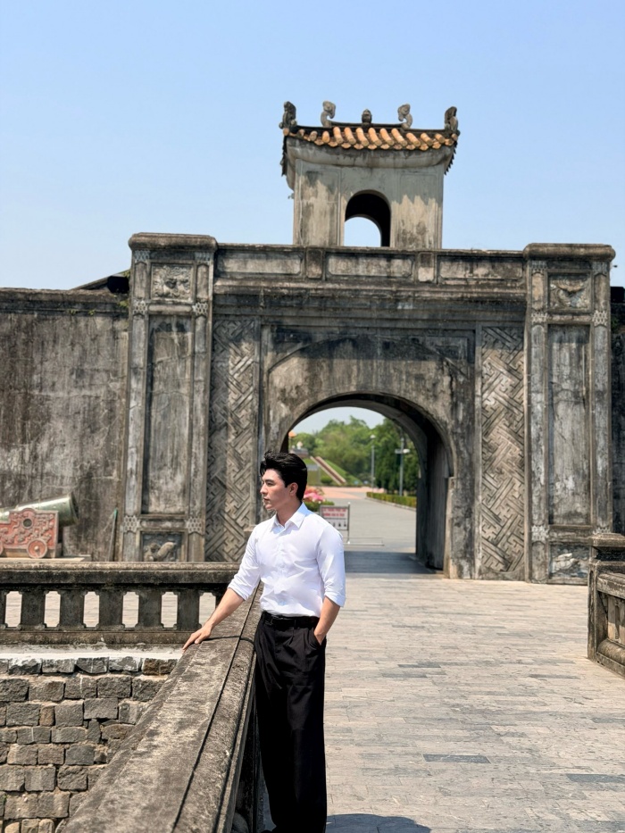 Có những cảm xúc rất khó gọi tên. Như chính cách anh viết: “Chỉ là thấy lòng mình chùng lại.”