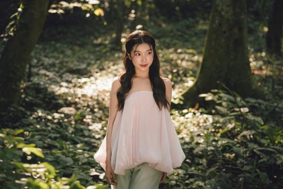 “Nàng thơ giữa rừng già” – Trịnh Hà Vi đi săn bướm đầu mùa tại Vườn quốc gia Cúc Phương