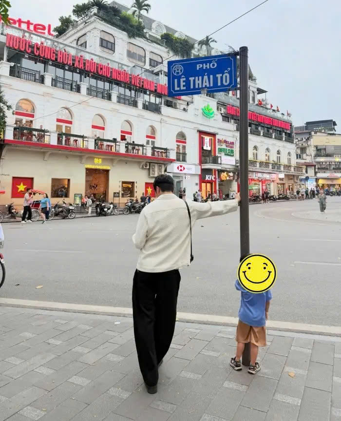 Những khoảnh khắc ấy nhanh chóng “đốn tim” cộng đồng mạng, bởi hiếm có ngôi sao quốc tế nào giữ được sự tự nhiên và gần gũi đến vậy.