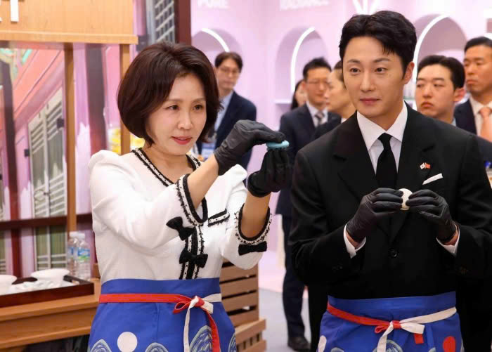 Anh không chỉ là một diễn viên nổi tiếng, mà còn là gương mặt đại diện cho sự giao thoa văn hóa, là cầu nối giữa Hàn Quốc và Việt Nam.