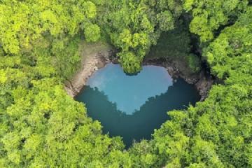 Chiêm ngưỡng hố sụt hình trái tim ở Trương Gia Giới, Trung Quốc