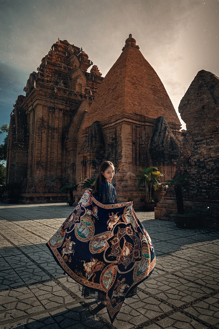 Tới tháp Bà Ponagar để tìm hiểu về điểm du lịch bằng tàu hỏa nổi tiếng Nha Trang