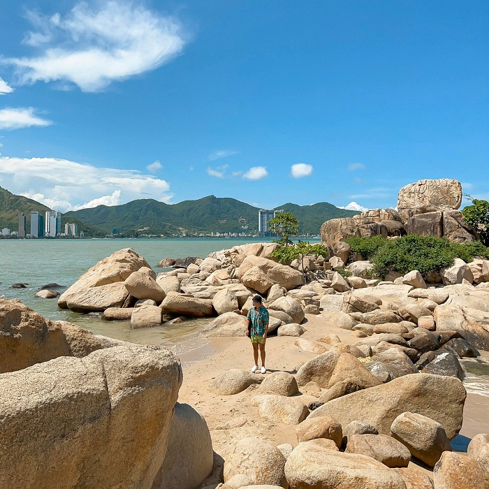 Nếu ngại đi xa, bạn có thể tới Hòn Chồng ngay trong điểm du lịch bằng tàu hỏa nổi tiếng 