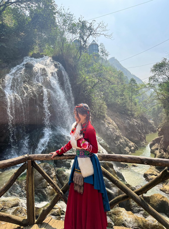 Đừng quên thuê trang phục và check in bản Cát Cát khi đến điểm du lịch bằng tàu hỏa nổi tiếng 