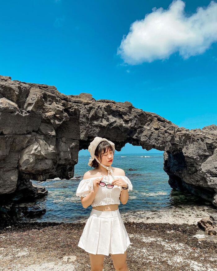 cổng Tò Vò Lý Sơn là địa điểm du lịch mùa hè nổi tiếng