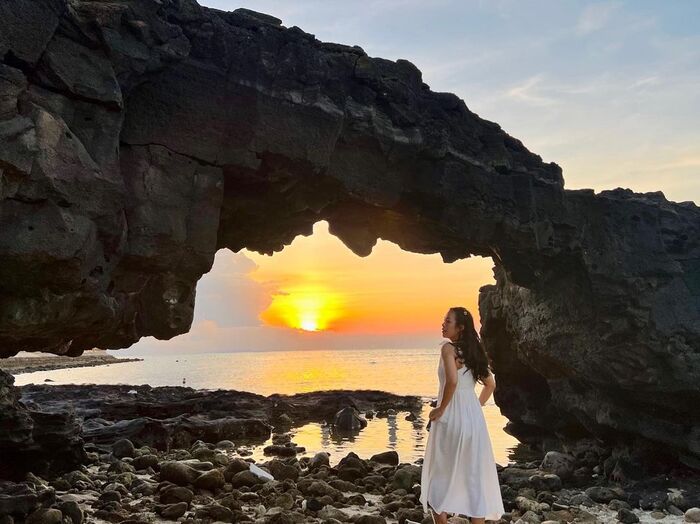 săn ảnh cùng khung cảnh hoàng hôn ở cổng Tò Vò Lý Sơn