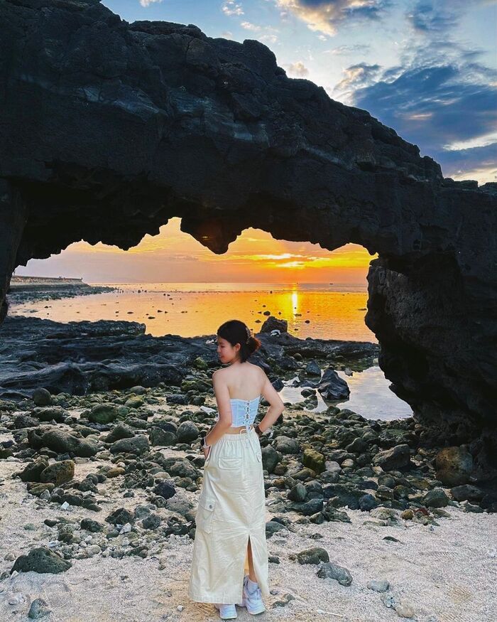 chiêm ngưỡng hoàng hôn lãng mạn trên biển tại cổng Tò Vò Lý Sơn