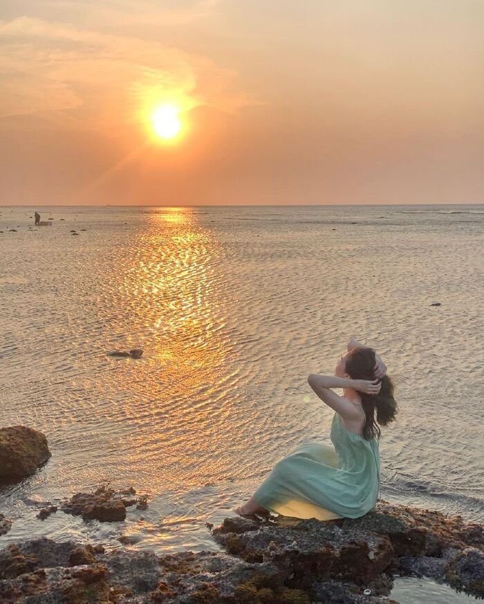 săn hoàng hôn tại bãi biển gần cổng Tò Vò Lý Sơn